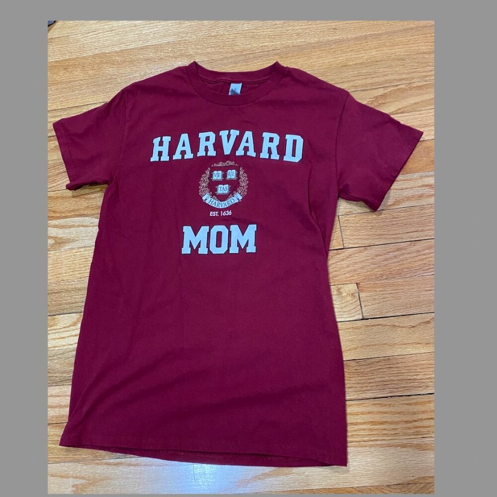 Harvard Mom t-shirt size S